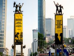 Protes Krisis Iklim dan Biaya Hidup, Aktivis Greenpeace Bentangkan Spanduk Raksasa di Patung Bundaran HI