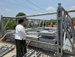 Tinjau Proyek Jembatan Kudubanjar, Bupati Jombang Berharap Akses Warga dan Perekonomian Segera Pulih