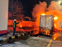 Truk Bermuatan 20 Ton Wortel Ludes Terbakar di Rest Area Tol Jombang