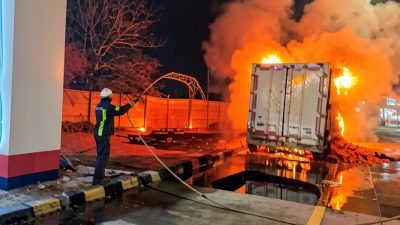 Truk Bermuatan 20 Ton Wortel Ludes Terbakar di Rest Area Tol Jombang