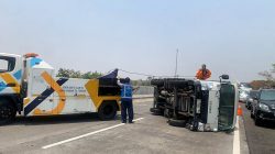 Pecah Ban, Truk Boks Muat Sarung Jok Terguling di Tol Sumo KM 721