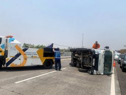 Pecah Ban, Truk Boks Muat Sarung Jok Terguling di Tol Sumo KM 721
