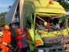 Truk Muatan Galon Seruduk Tronton di Lampu Merah Keplaksari Jombang, Sopir Terjepit