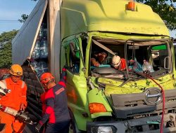 Truk Muatan Galon Seruduk Tronton di Lampu Merah Keplaksari Jombang, Sopir Terjepit
